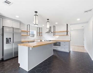 905 E 53rd St - Photo Thumbnail 13