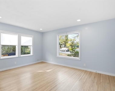 905 E 53rd St - Photo Thumbnail 4