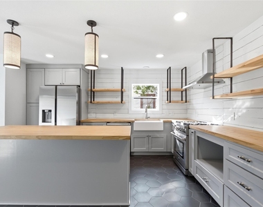 905 E 53rd St - Photo Thumbnail 7