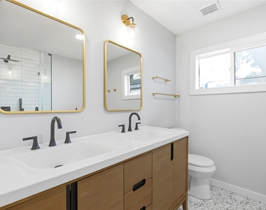 905 E 53rd St - Photo Thumbnail 17