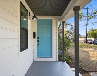 905 E 53rd St - Photo Thumbnail 2