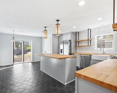 905 E 53rd St - Photo Thumbnail 11