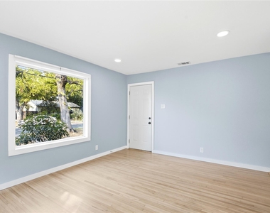 905 E 53rd St - Photo Thumbnail 6