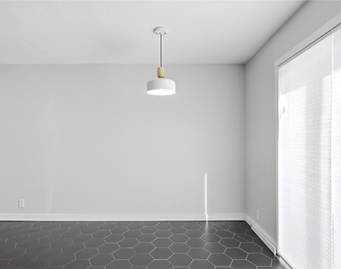 905 E 53rd St - Photo Thumbnail 15
