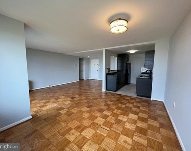 10201 Grosvenor Place - Photo Thumbnail 6
