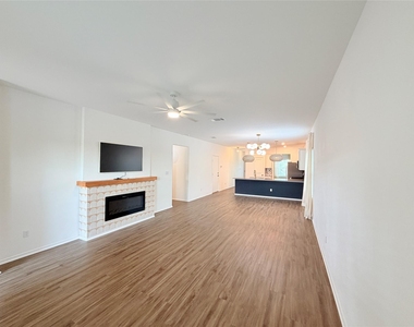 928 Legends Ln - Photo Thumbnail 4