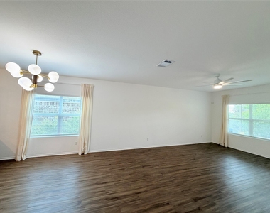 928 Legends Ln - Photo Thumbnail 5