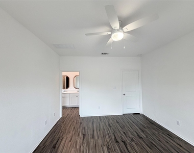 928 Legends Ln - Photo Thumbnail 17