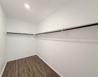 928 Legends Ln - Photo Thumbnail 23