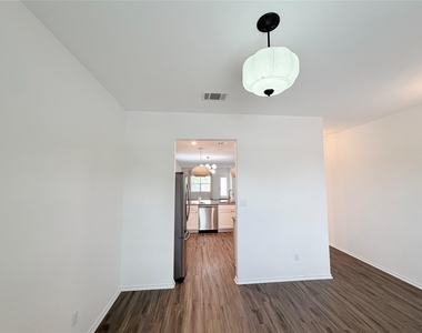 928 Legends Ln - Photo Thumbnail 14