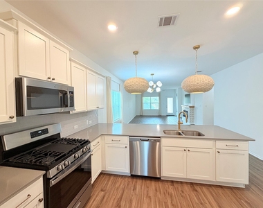 928 Legends Ln - Photo Thumbnail 7