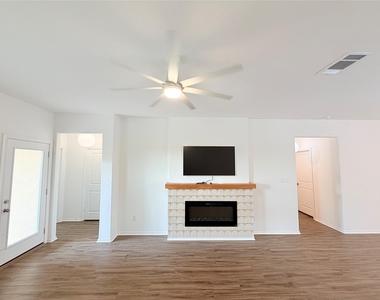 928 Legends Ln - Photo Thumbnail 3