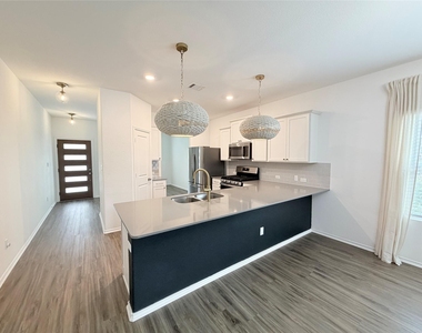 928 Legends Ln - Photo Thumbnail 9