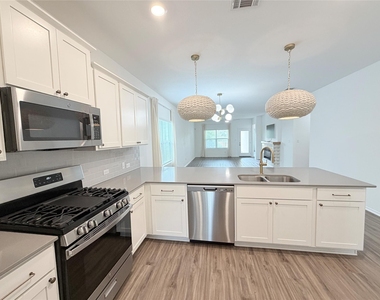 928 Legends Ln - Photo Thumbnail 10