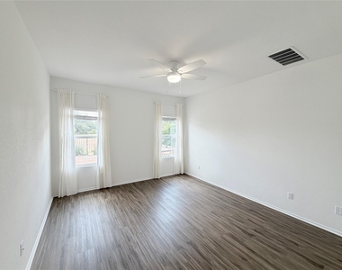 928 Legends Ln - Photo Thumbnail 15