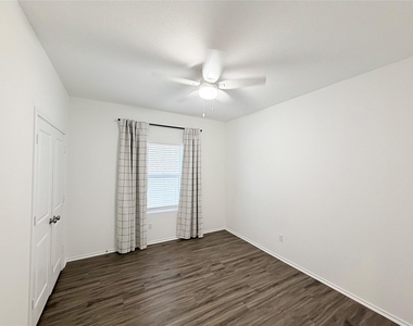 928 Legends Ln - Photo Thumbnail 25