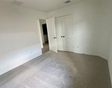 1541 Boggy Creek Ranch Rd - Photo Thumbnail 18