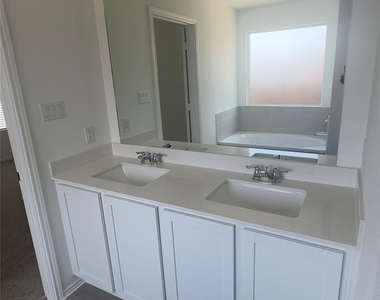 1541 Boggy Creek Ranch Rd - Photo Thumbnail 10