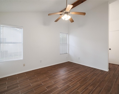 804 Lone Tree Ct - Photo Thumbnail 8