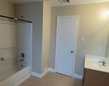 2318 Mccook Dr - Photo Thumbnail 11
