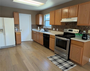 2318 Mccook Dr - Photo Thumbnail 9