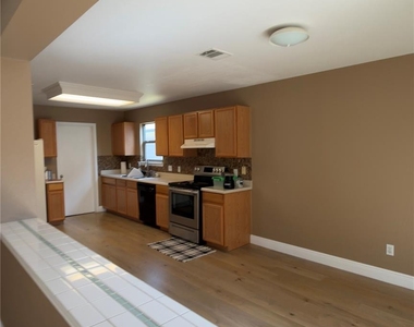 2318 Mccook Dr - Photo Thumbnail 7