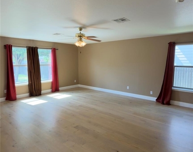 2318 Mccook Dr - Photo Thumbnail 3