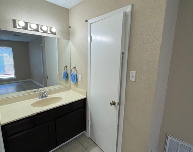 318 W William Cannon Dr - Photo Thumbnail 11