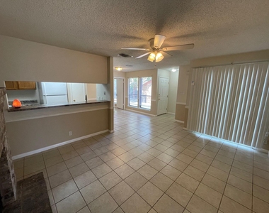 318 W William Cannon Dr - Photo Thumbnail 3