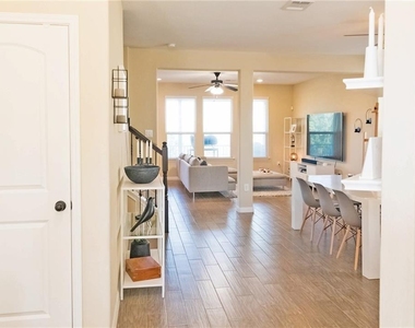 11504 Reading Way - Photo Thumbnail 3
