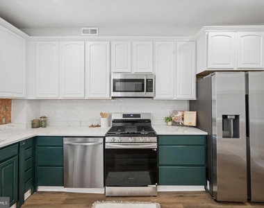 1108 S Clinton Street - Photo Thumbnail 12