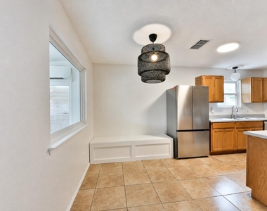 8411 Romney Rd - Photo Thumbnail 5