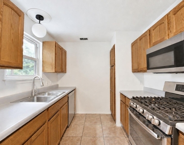 8411 Romney Rd - Photo Thumbnail 6