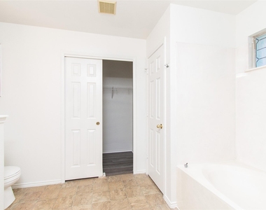 1436 Roxannes Run - Photo Thumbnail 10