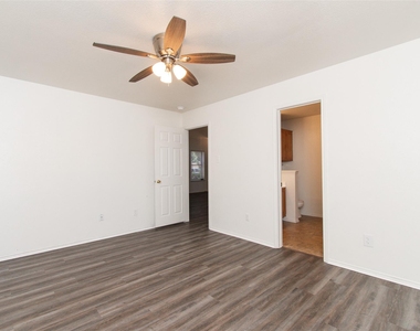 1436 Roxannes Run - Photo Thumbnail 8