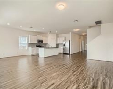 700 Mallow Rd - Photo Thumbnail 5