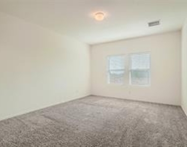 700 Mallow Rd - Photo Thumbnail 15