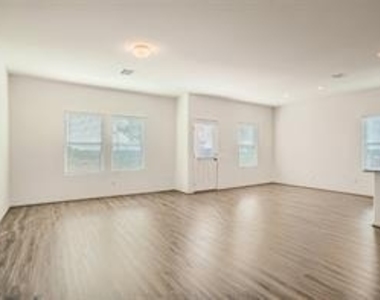 700 Mallow Rd - Photo Thumbnail 6