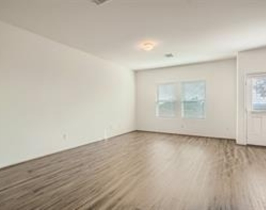 700 Mallow Rd - Photo Thumbnail 4
