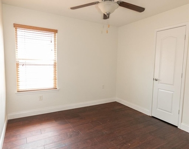 8801 Edmundsbury Dr - Photo Thumbnail 12