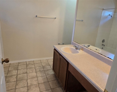 911 Remington Dr - Photo Thumbnail 16
