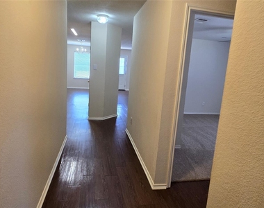 911 Remington Dr - Photo Thumbnail 5