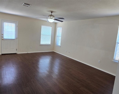 911 Remington Dr - Photo Thumbnail 8