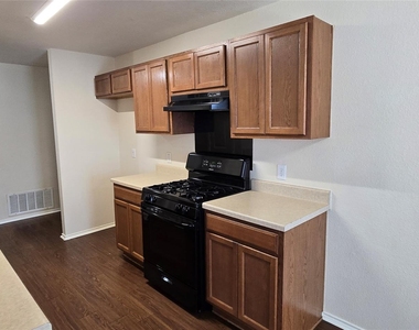 911 Remington Dr - Photo Thumbnail 11