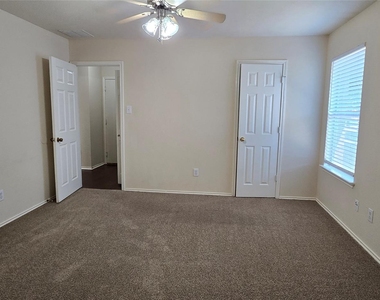 911 Remington Dr - Photo Thumbnail 14