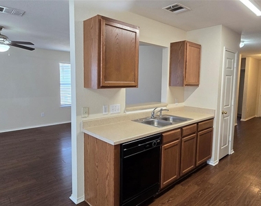 911 Remington Dr - Photo Thumbnail 12