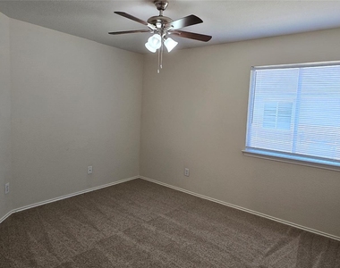 911 Remington Dr - Photo Thumbnail 2