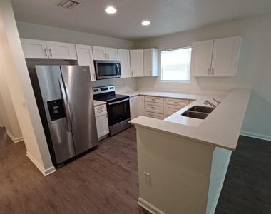 757 W 6th Street - Photo Thumbnail 5