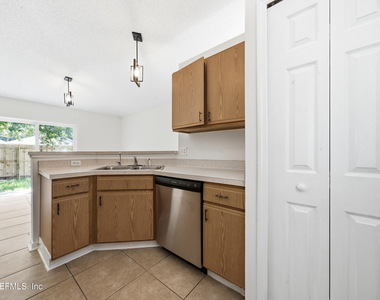 8451 Oak Crossing Drive W - Photo Thumbnail 11