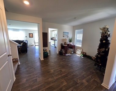 1801 Turtle Creek Drive - Photo Thumbnail 2